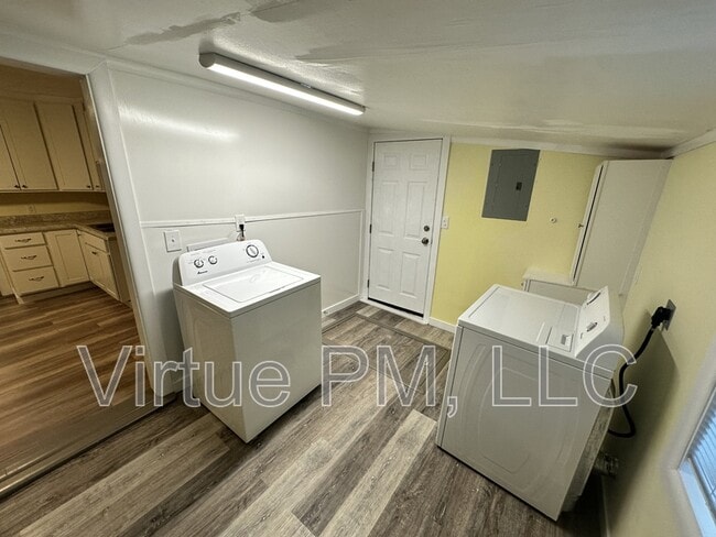 Building Photo - 1105 3rd St