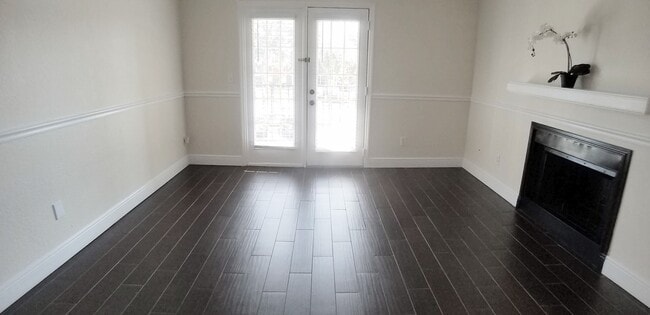 Building Photo - Beautiful 1/1 Wood Floor Condo With a Beau...