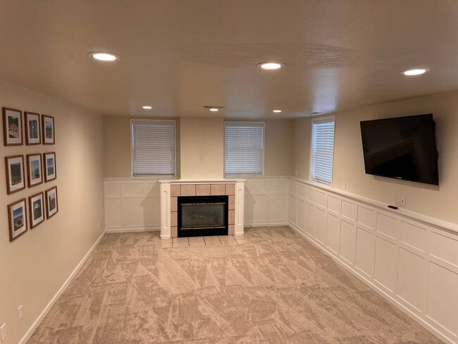 Building Photo - Selah 4 bedroom 3 Bathroom Double Garage, Fenced Yard