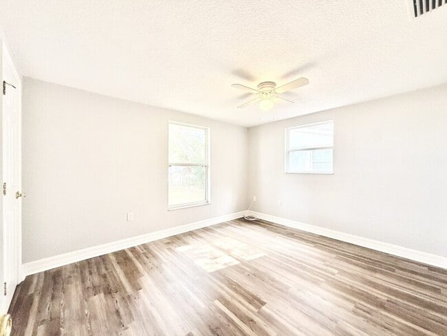 Building Photo - 235 W Northside Dr