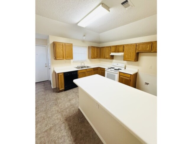 Building Photo - 3 BEDROOM IN MESQUITE****