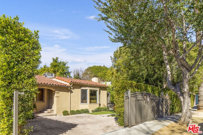 Primary Photo - 735 Westmount Dr
