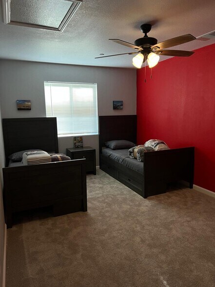 Building Photo - 15885 Independence Ave