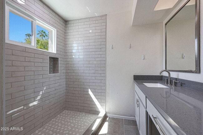Building Photo - 601 W Coral Gables Dr