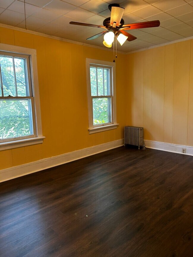 Building Photo - 325 Main St