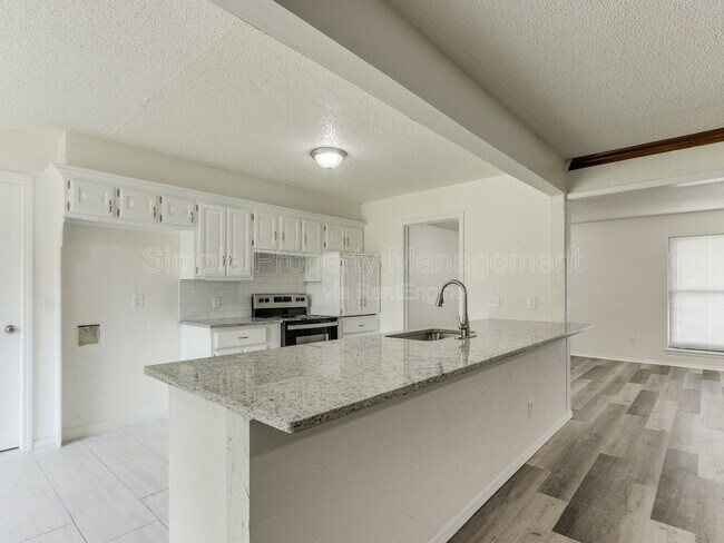 Building Photo - 704 Pepperdine Ave