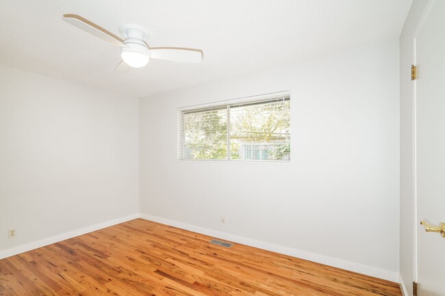 Building Photo - Beautiful 4 bed 2.5 bath Lake Forest Park ...