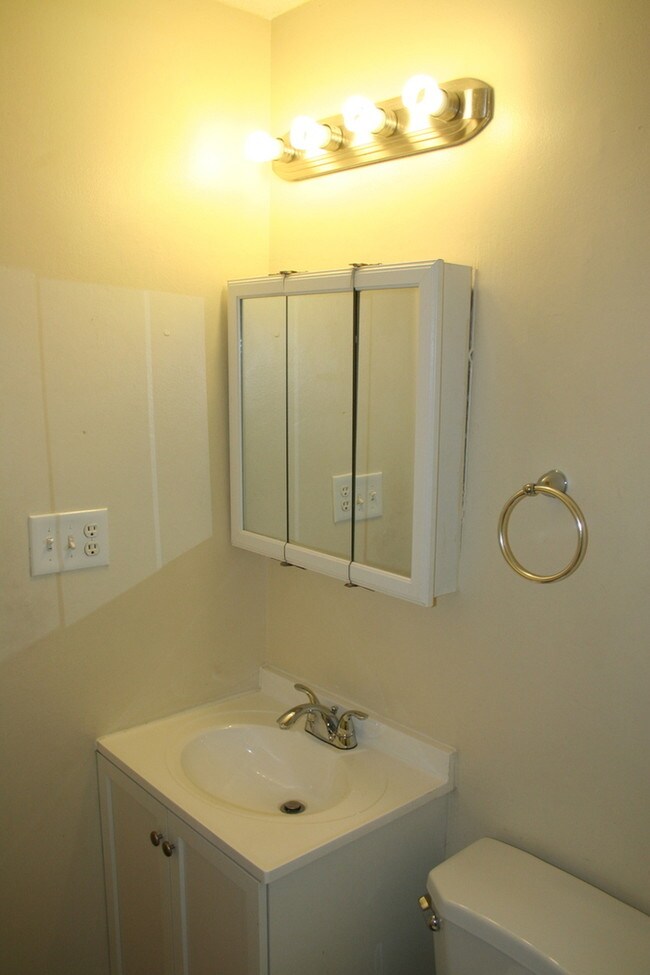 Building Photo - 115 Florence St