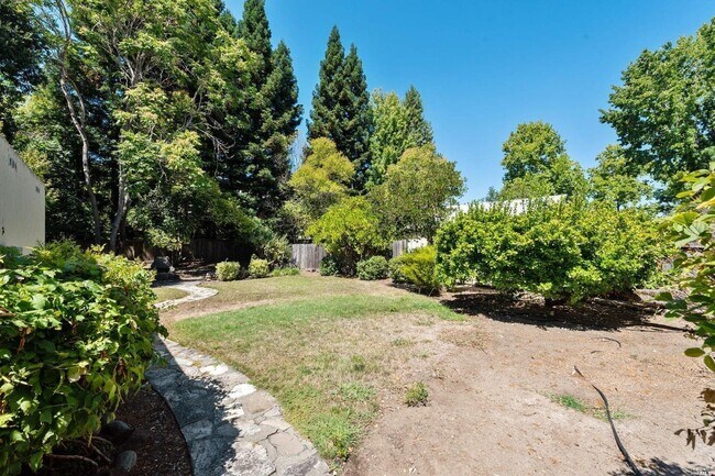 Building Photo - 463 Talbot Ave