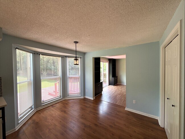 Building Photo - 3-Bedroom Home Close to Ballantyne!