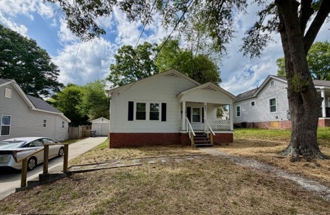 Building Photo - 1/2 MO/OFF SPECIAL - 3 bed/1 bath Fenced yard - Storage/Garage