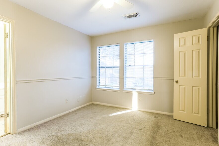 Building Photo - 18626 Droitwich Dr