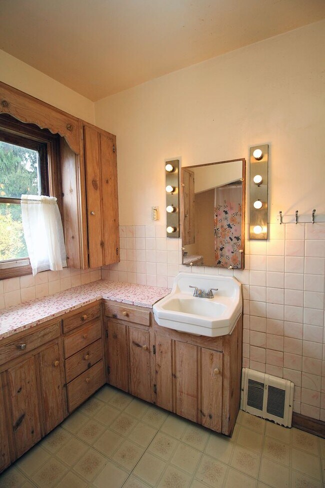 Building Photo - 3 Bed/1 Bath Craftsman Home – Oregon City