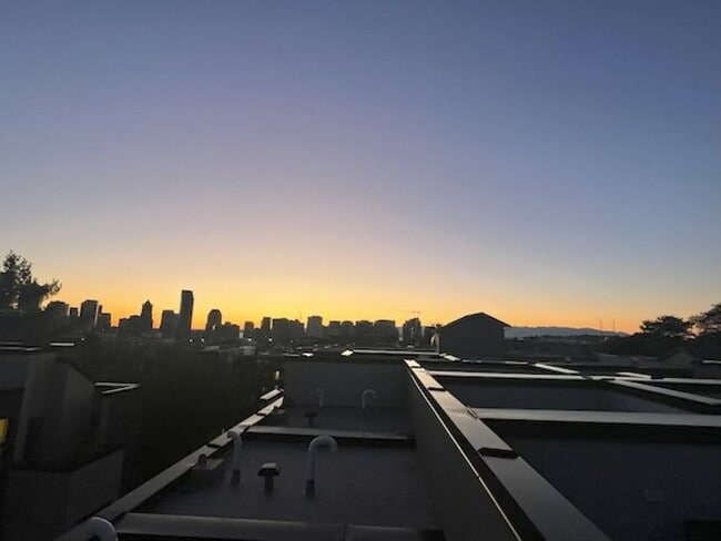 Building Photo - Capitol Hill Townhome