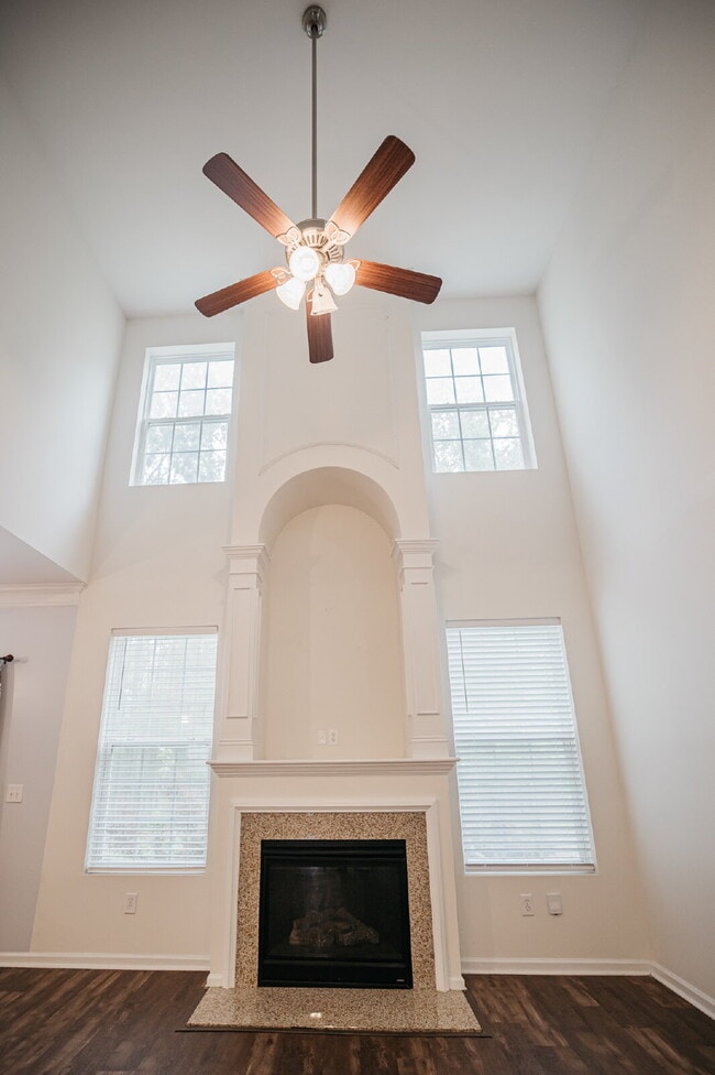 Building Photo - 4 Bed/2.5 Bath/Primary downstairs