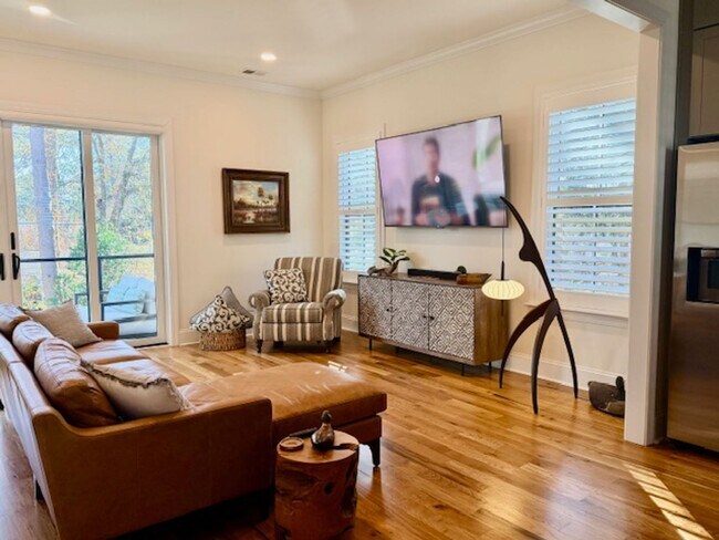 Building Photo - LUXURY TOWNHOME IN FOREST ACRES