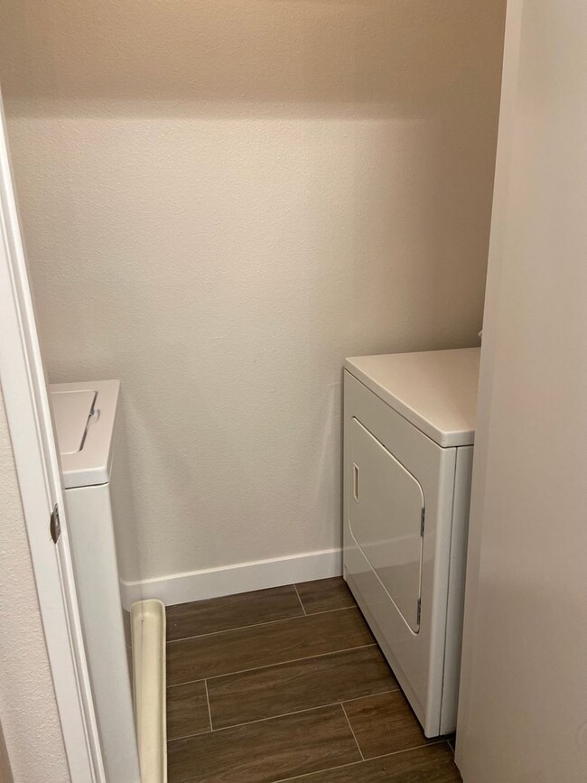 Building Photo - Nicely upgraded 1 bedroom on the South Strip