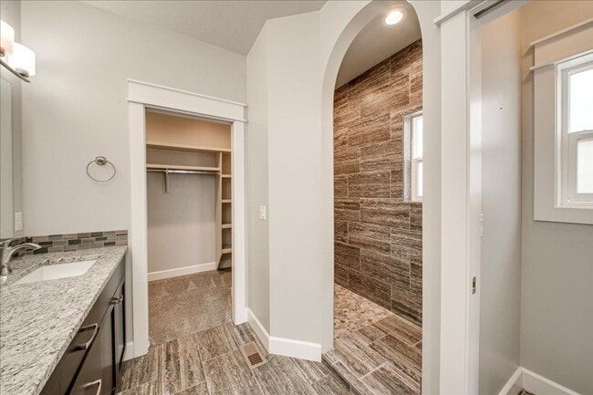 Building Photo - Beautiful Home in Desired Hazelwood Subdiv...