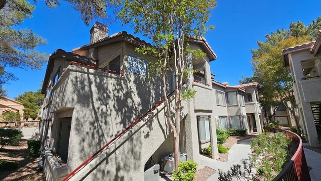 Building Photo - Cute Condo close to the Strip!!!