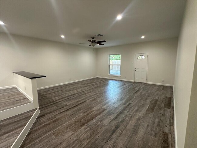 Building Photo - 908 Plateau Cir