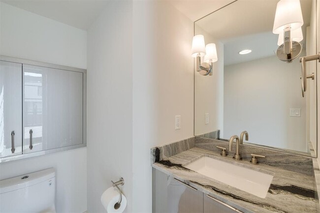 Building Photo - 1303 N Dewey Ave