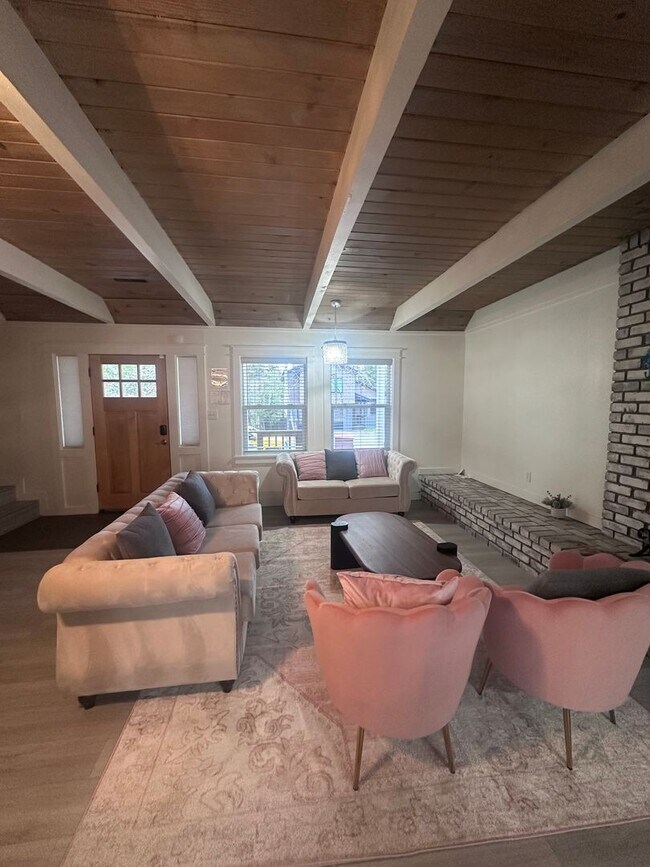 Building Photo - Charming, Fully Furnished 4 Bedroom House in Quiet Neighborhood- Pet Friendly!