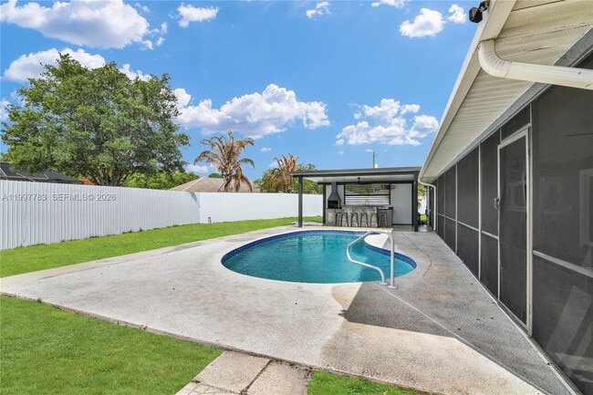 Building Photo - 702 NW Orchid St