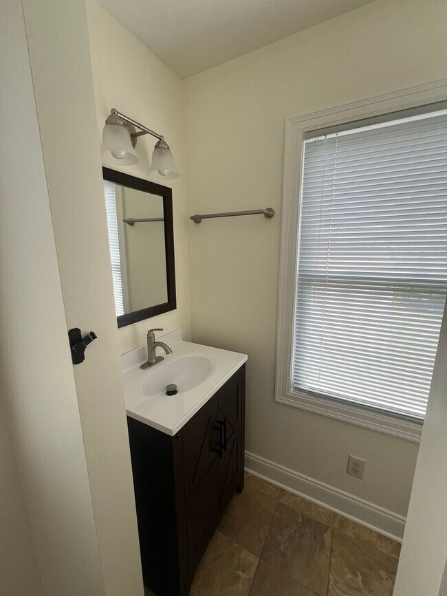 Building Photo - 3 Bed, 1.5 Bath Near U of R, Strong & Coll...