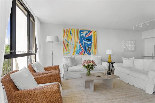 Building Photo - 520 Brickell Key Dr