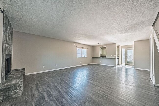 Building Photo - 3 Bed 2 Bath Townhouse, newly renovated! - MOVE IN SPECIAL