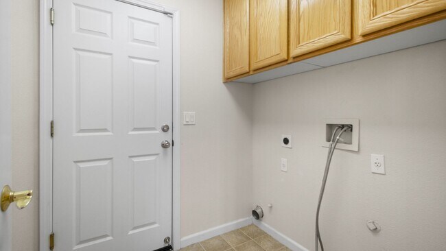 Building Photo - Rolling Hills Beauty! 4 Bedroom 3 Bath