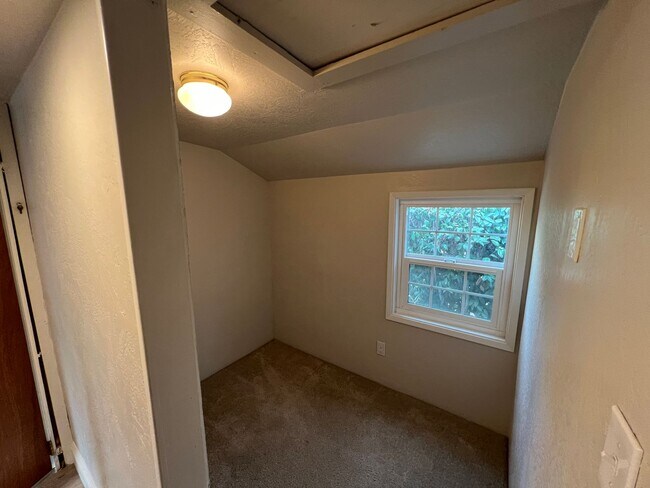 Building Photo - Nostalgic 3-bedroom Farmhouse in Hughson!