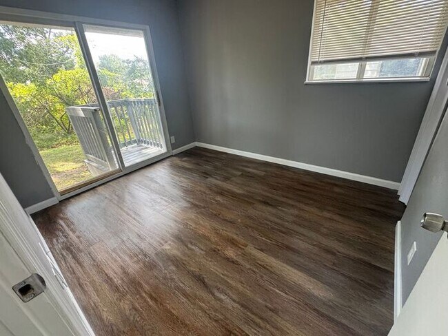 Building Photo - Freshly renovated 4bed/1bath