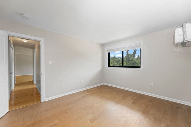 Building Photo - Newly Renovated Two Bedroom Condo! Parking!