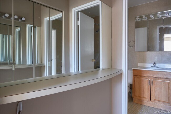 Building Photo - 2 Consulate Dr