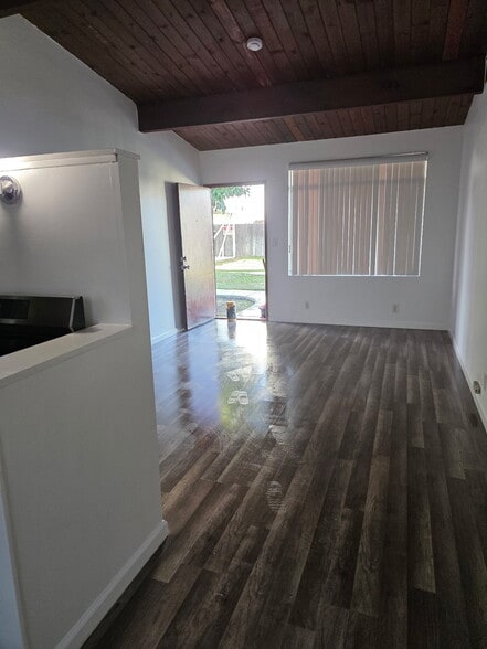 3250 Living room - 3250 1/2 Walnut Grove Ave