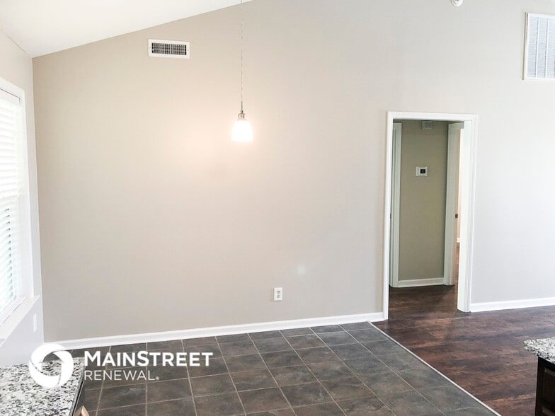 Building Photo - 221 Brittany Dr