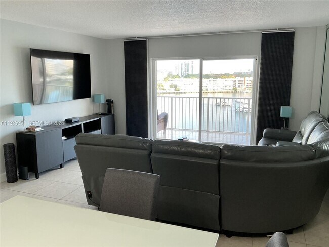 Building Photo - 400 Golden Isles Dr