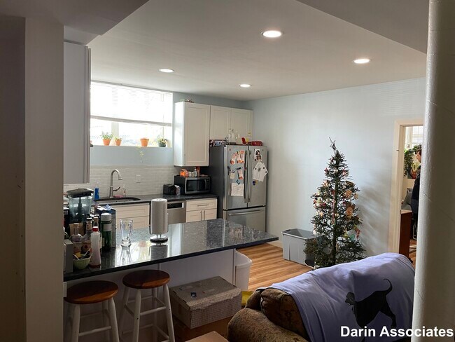 Building Photo - 37 Day St