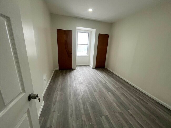 Building Photo - 129 Highland Ave