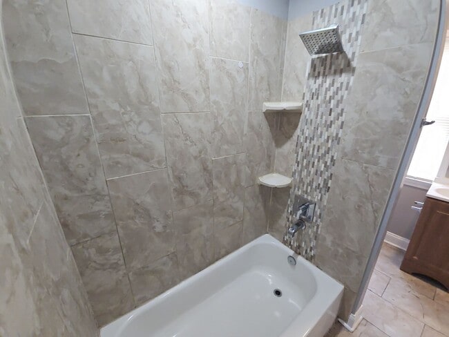 Building Photo - 5 Bedroom Townhouse in Pigtown