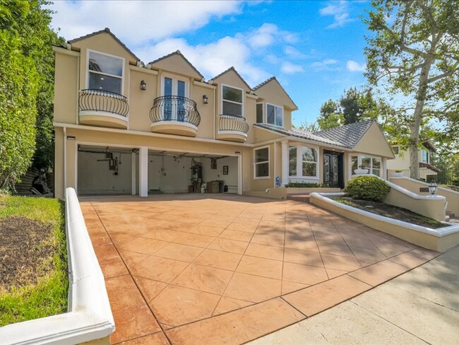 Building Photo - 9654 Wendover Dr
