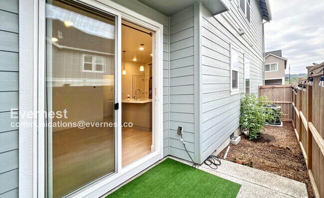 Building Photo - 8407 SE Shale Ln
