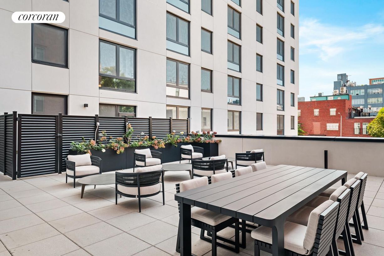 Building Photo - 733 Myrtle Ave