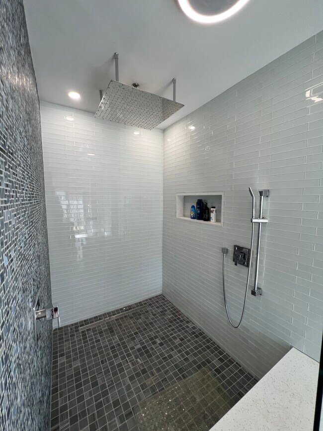 Building Photo - 9840 SW 69th Ave