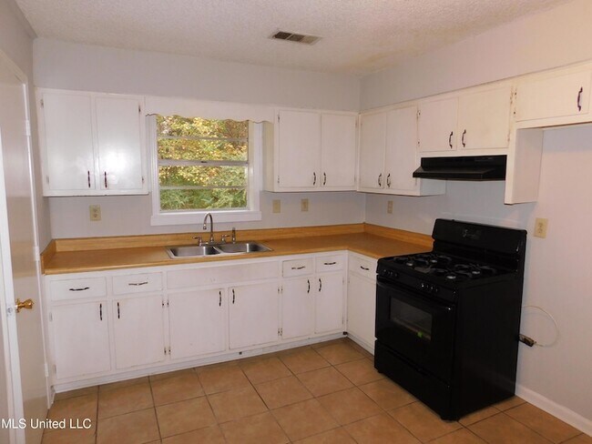 Building Photo - 285 Maidelle Cove