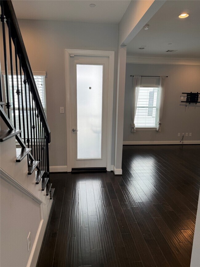 Building Photo - 2522 Hutchins St