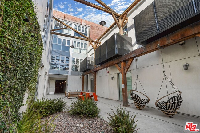 Building Photo - 527 Molino St