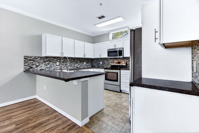 Building Photo - Immaculately updated 3/2.5 Three-Story Maitland Condo in Visconti!