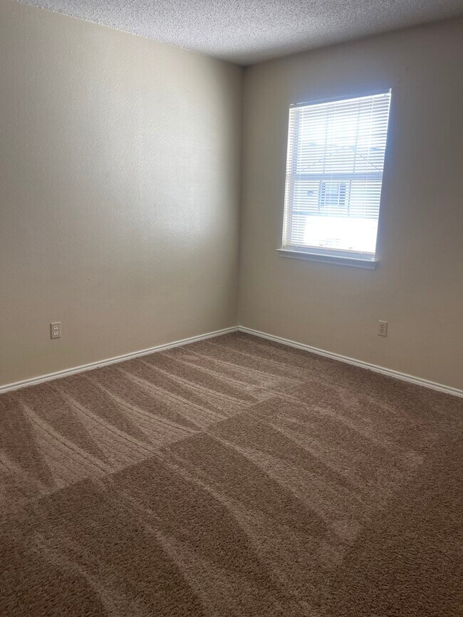 Building Photo - 2 bedroom Water included ! Must see!